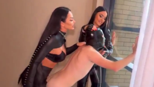 Deux dominas ont rendez vous pour baiser un mec a l'hotel