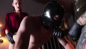 Deux maitresses enculeuses défoncent le cul d'un mec