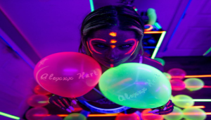 Alexxx Hart dans une tenue élégante avec une présence visuelle marquée