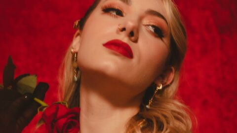 Ava Onyx dans une ambiance élégante et moderne de domination féminine