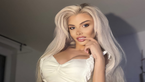 God Slavena dans une tenue élégante avec une présence dominante