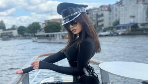 Goddess Vamp dans une atmosphère sombre avec une présence visuelle marquée