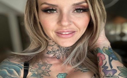 Hot Mom Domme en portrait avec tatouages et style naturel