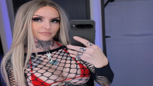 Hot Mom Domme dans une tenue élégante avec une présence visuelle marquée