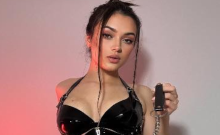 Lady Perse en tenue noire avec une ambiance élégante et une présence affirmée