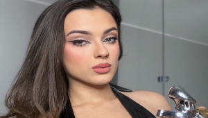 Lady Perse dans une tenue élégante avec une présence visuelle marquée