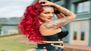 Lady Ruby Onyx dans une tenue élégante avec une présence visuelle marquée