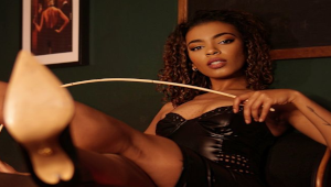 Mahogany Qen dans une tenue élégante avec une présence visuelle marquée