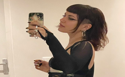 Maîtresse Revenge en tenue noire avec un style moderne et une présence affirmée