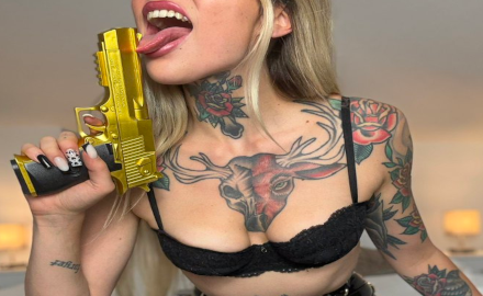 Mistress Dia en tenue noire avec tatouages et une présence visuelle affirmée