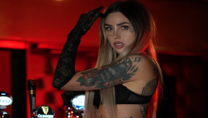 Mistress Dia en tenue noire avec une présence visuelle marquée