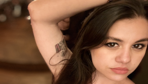 Mistress Erinia dans une tenue élégante avec une présence visuelle marquée