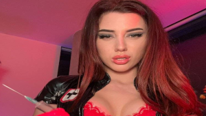 Mistress Karina dans une tenue élégante avec une présence visuelle marquée