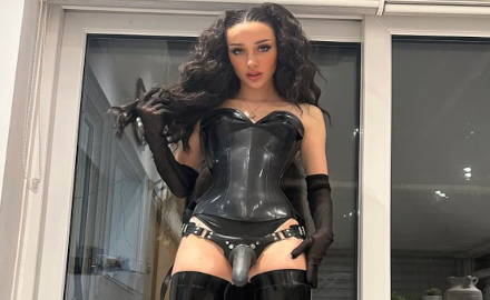 Mistress Lolita Hush en tenue noire avec bottes hautes et posture dominante