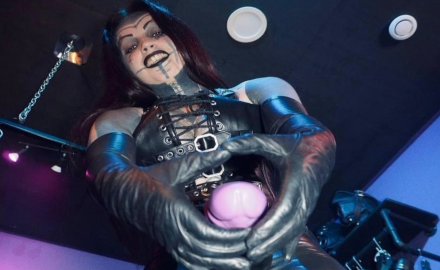 Mistress Lunatika en tenue noire avec une ambiance sombre et une présence dominante