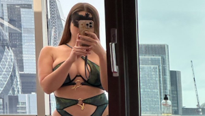 Nelly’s Cuckold Diary en tenue noire avec une ambiance intime et stylisée