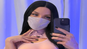 Queenly Dominatrix dans une ambiance élégante avec une présence dominante