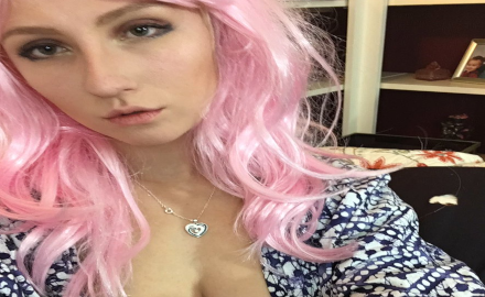 Stellina Obscura avec cheveux roses dans une ambiance intérieure naturelle