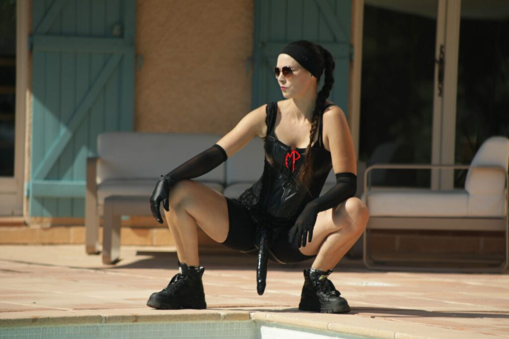 Maîtresse Parker en tenue latex au bord de la piscine