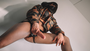 Mistress Esméralda dans une ambiance élégante avec une présence affirmée