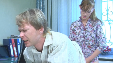 Russe enculeuse démonte le cul de son mec dans la cuisine